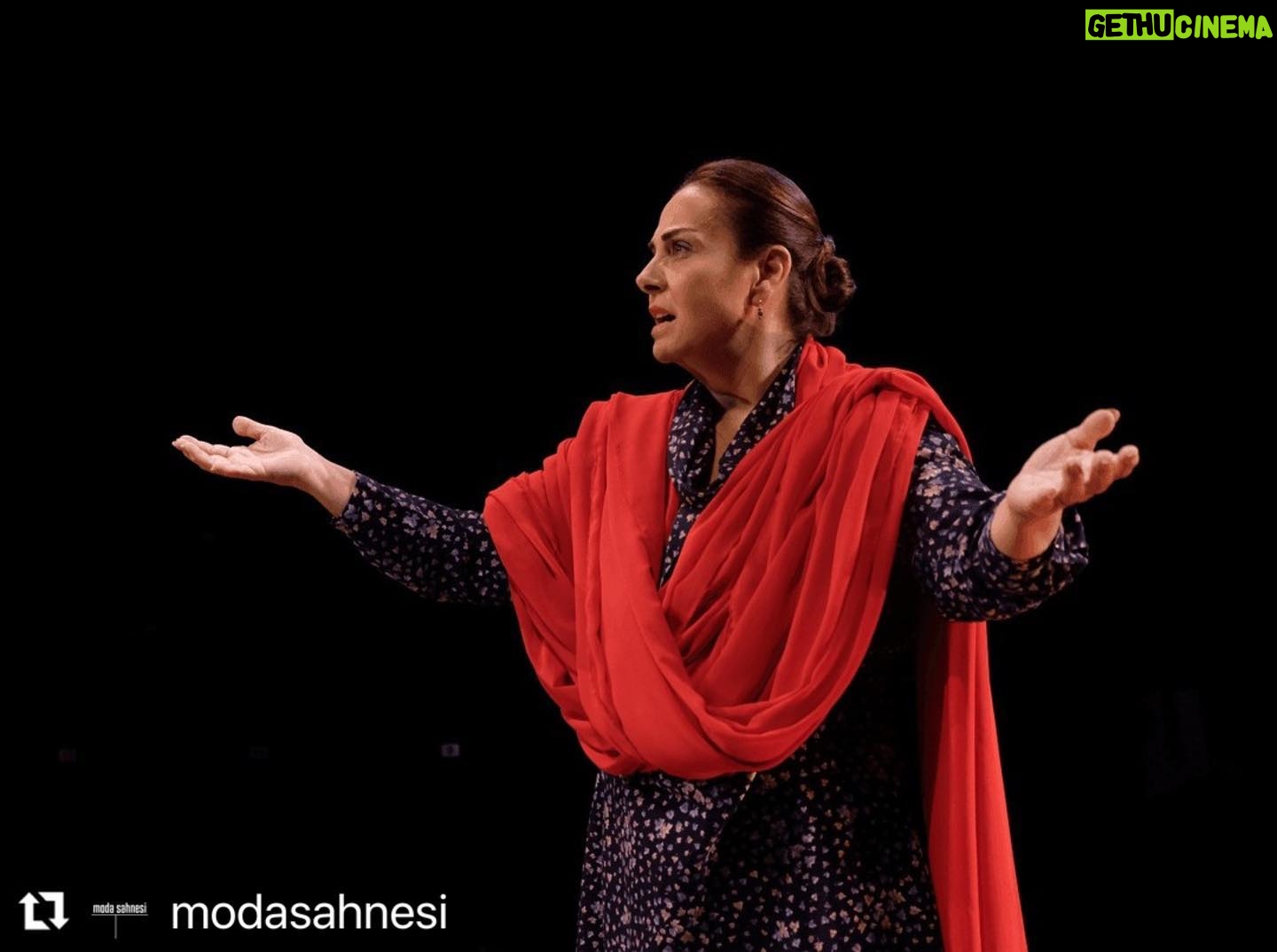 Çiçek Dilligil Instagram - #Repost @modasahnesi with @use.repost ・・・ Gabriel'in Düşü 02 Şubat 2023, 20:30 biletler mobilet'te🔻 Prömiyerini 9 Kasım’da, 25.İstanbul Tiyatro Festivali’nde yapan TiyatroDEA’nın ikinci yapımı Gabriel’in Düşü, seyirciyle buluşmaya devam ediyor. Berna ile Berk, on yıllık evliliklerinin kaderi üzerine birbirlerinden habersiz kararlar almış ve eyleme geçmek için karşı kıyı Midilli Adası’nı seçmiştir. Tatil için kiraladıkları evin sahipleri, Türkiye’nin yakın geçmişinde yaşanmış 6-7 Eylül Olayları sonrasında İstanbul’dan adaya göç etmiş bir ailenin fertleri olan Angeliki ve Angelos’tur. Çift, ‘tuhaf’ ev sahiplerinin ‘tarih kokan’ evlerine yerleşirken; Suriye İç Savaşı’ndan Almanya’ya gitme umuduyla kaçıp, Midilli’deki Mora Kampı’nda sıkışıp kalmış Mirvan ve Yana, adadaki zorunlu misafirliklerini sonlandırmanın yollarını aramaktadır. Midilli Adası, belki de tarihinin en kaotik dönemini yaşarken, adayı tepeden izleyen gizemli manastırın merhum Aziz’i Gabriel; birbirlerinden hem uzak hem de çok yakın üç ailenin kadınları için kurtuluş umuduna dönüşür. Göçün toplumsal bellek üzerindeki etkileri ve insan doğası üzerinde yaptığı tahribatı üç farklı toplumun fertleri üzerinden anlatan Gabriel’in Düşü, göç edene beslenen merhamet ve nefret duygularının bıçak sırtı mücadelesine Midilli Adası’nın büyüleyici atmosferinde ışık tutuyor. Yeni Tiyatro Dergisi Emek ve Başarı Ödülleri 2022 “Yılın Oyun Yazarı” Direklerarası Seyirci Ödülleri 2022 “En İyi Özgün Müzik” 25.Yapı Kredi Afife Tiyatro Ödülleri Yardımcı Rolde En İyi Kadın Oyuncu Adaylığı YARATICI EKİP VE OYUNCULAR Yazar: Sema ELCİM Yönetmen: Ahmet Sami ÖZBUDAK Dramaturji: Selen KORAD BİRKİYE Işık Tasarımı: Yasin GÜLTEPE Koreografi: Alparslan KARADUMAN Ses ve Müzik Tasarımı: Vehbi Can UYAROĞLU Oynayanlar: Ayşegül TEKİN, Banu ÇİÇEK, Batur BELİRDİ, Burak TAMDOĞAN, Çiçek DİLLİGİL, Kerem PİLAVCI, Oğuz ÖZTEKİN