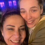 Çiçek Dilligil Instagram - Bir oyun izledik ki.. Offf offf.. Nasıl gerçek, nasıl vurucu, nasıl içine işleyen, nasıl tokat atan.. Uzun süre kalakaldık öylece. Bazı oyunlar bitince iyi ki diyorum bu mesleği yapıyorum. Bir daha aşık oluyorum mesleğime. Öyle bir çalışmışlar ki, oyun sonrası hayran hayran dinledim. İçim taştı.. @cagcaliskur ne güzel bir dünya kurmuşsun. Nefis bir ritim, matematik , ilişki.. Işık büyücülerinden @kemalyigitcan nefis çözümler.. Gözlerimi alamadım sahiciliği , yumuşacık oyunculuğu , cesareti ile hep izlemek istediğim bir oyuncu oldu @olgubaran 😍 Ve güzeller güzeli @idilsivritepe ‘m. Sen ne güzel büyüdün böyle ♥️ Ne güzel, özel , sağlam, misss gibi bir oyuncu oldun ♥️ 2 şahane oyuncu ile şahane bir oyun.. Mutlaka ama mutlaka izleyin. Kalbinize işleyecek. Çünkü onlar kalplerini öyle bir açıyorlar ki. Bizim tiyatrofil ekibi bugün nefis bir gün geçirdi sayenizde. İyi ki varsın @crafttiyatro 🧿