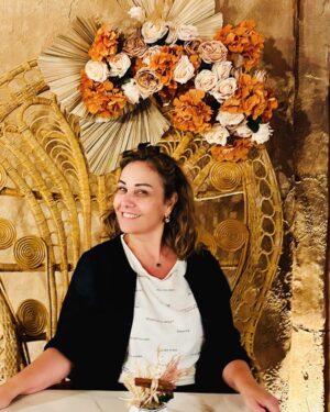 Çiçek Dilligil Instagram - Güzel bir Pazar olsun. Böyle kocaman gülümseten bir hafta gelsin. Şubat’ı mutlu gönderelim ki Mart daha keyif versin 🧿🙏 Bol olumlamalı post olsun bu da 😉
