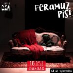 Çiçek Dilligil Instagram – Sezonun son oyunları.. 

#Repost @tiyatrodea with @use.repost
・・・
FERAMUZ PİS! DasDas’ta

“Sezonun son oyunları”

“Gerçek bir kahraman gücüyle değil, kalbiyle ölçülür”
Feramuz, İstanbul Feriköy’de yaşayan Mardin göçmeni Süryani bir ailenin doğuştan özel gereksinimli en büyük çocuğudur.
Feramuz’un ailesi bu eski apartman dairesinde, dışarıdaki kocaman dünya ile var olma savaşını sürdürürken, Feramuz da benzer bir savaşı büyülü gerçek dünyasında kendi yöntemleriyle vermektedir.
İKSV’nin düzenlediği 24. İstanbul Tiyatro Festivali’nde prömiyerini yapan Feramuz Pis! farklı tiyatro biçimlerinin armonisiyle düş ve gerçeğin sınırlarını ortadan kaldırıyor. 

“Yardımcı Rolde En İyi Kadın” – Yeni Tiyatro Dergisi Emek ve Başarı Ödülleri
“Yılın Oyun Yazarı” – Yeni Tiyatro Dergisi Emek ve Başarı Ödülleri

Yazar: Sema ELCİM
Yönetmen: Oğuz Utku GÜNEŞ
Yardımcı Yönetmen: Ayşe AYTER
Işık Tasarımı: Ayşe AYTER
Dekor Tasarım: Makbule MERCAN
Ses ve Müzik Tasarımı: Vehbi Can UYAROĞLU
Kostüm: Oğuz Utku GÜNEŞ
Dövüş Koreografisi: Çağdaş TEKİN
Fotoğraf: Esra FISTIK
Afiş: Acar ALPAY
Oyuncular: Çiçek DİLLİGİL, Çağdaş TEKİN, Aybanu AYKUT, Batur BELİRDİ, Dilara MÜCAVİROĞLU / Melisa BERBEROĞLU, Ataberk ÖGE
