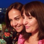 Çiçek Dilligil Instagram - En çok bu fotomuzu seviyorum. Bir de seni. Sen benim 2.baharımın armağanısın biliyor musun? Her bir kelimen içime işler, her bir bakışın bana ne çok şey anlatır. Yolumuzun kesiştiği güne şükran 🙏 İYİ Kİ DOĞMUŞSUN can dostum benim @semaelcim ♥️ Hayat sana senin kadar zarif ve özenli davransın 🙏
