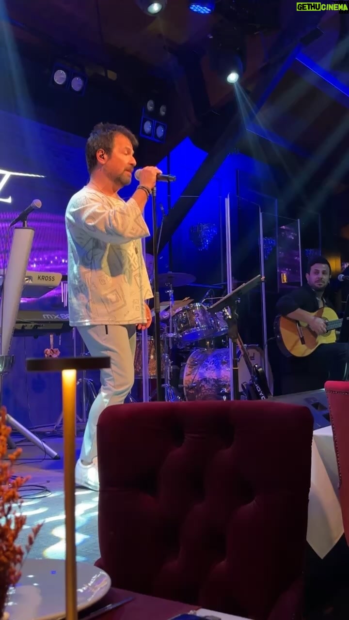 Çiçek Dilligil Instagram - @hesapsizstage de @boraoztoprak ve Orkestra Alâ pek alâ 🧿 E geldik valla Dubai’ye de @aynilalp @esraozcakir