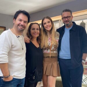 Çiçek Dilligil Instagram - Dedektif incelemesine alındık 😎 Kapımdaki Dedektif yarın 11.15 de bizim evde ☺️ @foxturkiye @boraoztoprak @ibrahimselim @eda.ece @dyson @
Çok eğlendik , umarım siz de izlerken eğlenirsiniz.. Ama esas yıldız bu fotoda yok=PELUŞ =💫⭐️✨🤩