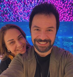 Çiçek Dilligil Instagram - Tatilde olmak hele ki ❤️ ile .. Kısılır elbet gözüm, yayılır ağzım, dağılır saçım.. Filtresiz haller. Yani hep biz gibi. Filtresiz ❤️ @boraoztoprak Amannnnn 🧿🧿🧿🧿🧿🧿