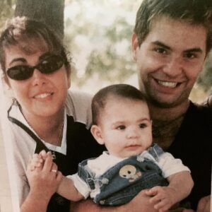 Çiçek Dilligil Instagram - İlk foto özlem, hüzün.. Bugün gittin hem de 2 ye katlanmış özlem.. 
2.foto özlem ve büyük şükür.. O kadar uzaklardasın ve o kadar canımsın ki, en büyük mutluluğumsun, sadece bugün değil her gün..
İçimde ise büyük umut..
Karmakarışığım..
