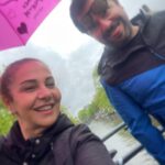 Çiçek Dilligil Instagram - Pembe şemsiye her şeyi anlatıyor sanırım. 26 doldu, sana olan sevgim dolmadı. Her bir gün artarak ♥️ İyi ki aşkım benim ♥️