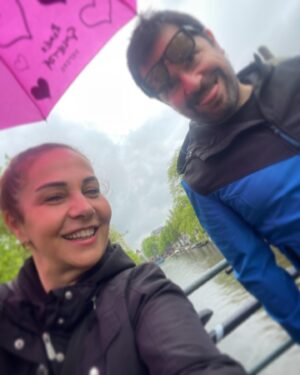 Çiçek Dilligil Instagram - Pembe şemsiye her şeyi anlatıyor sanırım. 26 doldu, sana olan sevgim dolmadı. Her bir gün artarak ♥️ İyi ki aşkım benim ♥️
