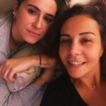 Çiçek Dilligil Instagram – Milyon fotoğrafımız içinde sanırım en sevdiğim bu. Özel günlere saklıyorum hep . Tıpkı bugün olduğu gibi. Bugünün 23 Nisan olması sadece neşe dolması değil benim içimin. Daha da çoşması oluyor sayende. Doğmuşsun be ya 😘 İyi ki ama iyi ki , sensiz hiiiiiçççç bir şeycikler tam olmazmış bak. Bunu anlatmak yetmez tabii, yaşamak, yaşatmak, hissetmek, hissettirmek lazım. Umarım ne kadar özel olduğunu hissettirebiliyorum- ruz. Çooookkk severim seni bennn. İyi ki doğmuşsun Selen’im 🌺🥳🎉🎊🎈❤️❤️❤️❤️❤️❤️❤️ Saat 00.00 da aç telefonu 😘