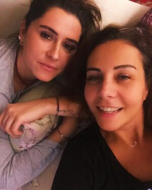 Çiçek Dilligil Instagram - Milyon fotoğrafımız içinde sanırım en sevdiğim bu. Özel günlere saklıyorum hep . Tıpkı bugün olduğu gibi. Bugünün 23 Nisan olması sadece neşe dolması değil benim içimin. Daha da çoşması oluyor sayende. Doğmuşsun be ya 😘 İyi ki ama iyi ki , sensiz hiiiiiçççç bir şeycikler tam olmazmış bak. Bunu anlatmak yetmez tabii, yaşamak, yaşatmak, hissetmek, hissettirmek lazım. Umarım ne kadar özel olduğunu hissettirebiliyorum- ruz. Çooookkk severim seni bennn. İyi ki doğmuşsun Selen’im 🌺🥳🎉🎊🎈❤️❤️❤️❤️❤️❤️❤️ Saat 00.00 da aç telefonu 😘