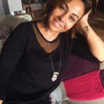 Çiçek Dilligil Instagram – Dayamışım elimi başıma, takmışım Fridamı boynuma, sürmüşüm azıcık bir şeyler yüzüme gözüme. Belli ki bir yere gidilecek , yoksa hiç ev hali değil o hal benim için. Vermişim pozu bir an muhtemelen Bora’ya. Ama gözlerde bir şey var. Aklımdaki neyse konuvermiş gözbebeğime. Bilemedim şimdi neydi. Malum #tbt. Geçmiş zaman işte ☺️