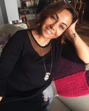Çiçek Dilligil Instagram - Dayamışım elimi başıma, takmışım Fridamı boynuma, sürmüşüm azıcık bir şeyler yüzüme gözüme. Belli ki bir yere gidilecek , yoksa hiç ev hali değil o hal benim için. Vermişim pozu bir an muhtemelen Bora’ya. Ama gözlerde bir şey var. Aklımdaki neyse konuvermiş gözbebeğime. Bilemedim şimdi neydi. Malum #tbt. Geçmiş zaman işte ☺️