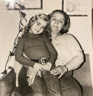 Çiçek Dilligil Instagram - Geçenlerde @retrotiyatro paylaşmıştı bende bile olmayan annem ve benim bu fotomu. Kaç yıl olmuş hiç o konulara girmeyeceğim. Sadece eski dost Sevgili Yavuz Pekman’ın arşivine bir sahaftan bulunup girivermiş diyeyim 🤗
O kadar mutlu oldum ki görünce , gerçek yerine ulaştı diye Sevgili Yavuz orjinalini bana yolladı 😍 
En güzel hediyem 🙏 
Ve en güzel #tbt lerden değil de ne? 
#belkısdilligil 🌹🙏♥️