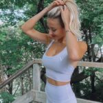 Élodie Routhier Instagram - Les vêtements d'entraînement les plus confortables @vitaeapparel 🤍