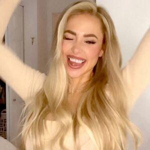 Élodie Routhier Instagram - Tellement hâte de vous parler de @extensionsgwavebygaelbetts qui a fait des miracles a mes cheveux 😍🙀