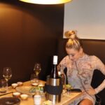 Élodie Routhier Instagram - Soirée parfaite dans mon restaurant de sushis pref à Québec 🍱 @nihon_sushibar