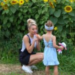 Élodie Routhier Instagram – Ma petite Esmé ma filleule ma pureté, mon amour, ma petite fille qui me fait grandir mais aussi rester jeune je t’aime merci pour tes fleurs 🩷