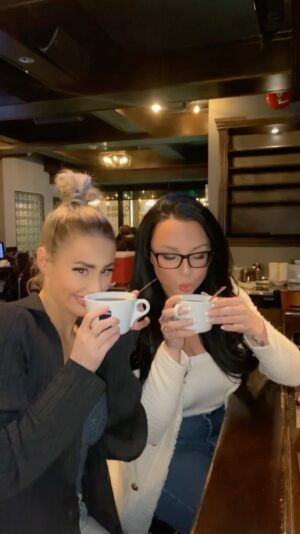 Élodie Routhier Instagram - barman 2 coffees please☝🏽