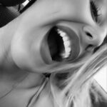Élodie Routhier Instagram - Sois véritablement audacieuse, marrante, chiante, souriante, insolante, excellente, désespérante,surprenante, capricieuse, adorable, rebelle mais surtout inimitable… Et tout ça fait de toi quelqu’un de résolument différent, Un adulte qui ne deviendra jamais une vieille personne. 🦋🦁