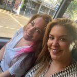 Özge Borak Instagram - 41 sene. 🧿 Boşuna “kardeşim” demiyoruz birbirimize. İlk oyun arkadaşım, sırdaşım, yoldaşım, kardeşim. Sanmayın ki hep güldük böyle. Evet yedik, içtik, güldük, gezdik, tozduk, kahkaha attık birlikte ama yeri geldi omuz omuza bağıra bağıra ağladık, yeri geldi şaşırdık beraber, korktuk, yüreğimiz ağzımıza geldi, bazen kızdık, tartıştık, küsüştük, barıştık. Günün sonunda hep bir aradaydık. Öyle ya da böyle iyi günlerin yanında, kötü günlerin de içinden birlikte çıktık. Dostluk, kardeşlik, aile olmak bunu gerektirir zaten. Seni çok seviyorum kardeşim. Yeni yaşın kutlu olsun. Yine yeni maceralar bizi bekler.🎂❤️🎉🥂💃🏻😘🎁 #kızkardeş #birbaşka 🥰