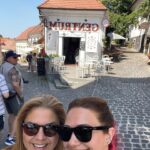 Özge Borak Instagram – 41 sene. 🧿 Boşuna “kardeşim” demiyoruz birbirimize. İlk oyun arkadaşım, sırdaşım, yoldaşım, kardeşim. Sanmayın ki hep güldük böyle. Evet yedik, içtik, güldük, gezdik, tozduk, kahkaha attık birlikte ama yeri geldi omuz omuza bağıra bağıra ağladık, yeri geldi şaşırdık beraber, korktuk, yüreğimiz ağzımıza geldi, bazen kızdık, tartıştık, küsüştük, barıştık. Günün sonunda hep bir aradaydık. Öyle ya da böyle iyi günlerin yanında, kötü günlerin de içinden birlikte çıktık. Dostluk, kardeşlik, aile olmak bunu gerektirir zaten. Seni çok seviyorum kardeşim. Yeni yaşın kutlu olsun. Yine yeni maceralar bizi bekler.🎂❤️🎉🥂💃🏻😘🎁 #kızkardeş #birbaşka 🥰