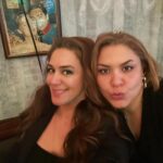 Özge Borak Instagram – 41 sene. 🧿 Boşuna “kardeşim” demiyoruz birbirimize. İlk oyun arkadaşım, sırdaşım, yoldaşım, kardeşim. Sanmayın ki hep güldük böyle. Evet yedik, içtik, güldük, gezdik, tozduk, kahkaha attık birlikte ama yeri geldi omuz omuza bağıra bağıra ağladık, yeri geldi şaşırdık beraber, korktuk, yüreğimiz ağzımıza geldi, bazen kızdık, tartıştık, küsüştük, barıştık. Günün sonunda hep bir aradaydık. Öyle ya da böyle iyi günlerin yanında, kötü günlerin de içinden birlikte çıktık. Dostluk, kardeşlik, aile olmak bunu gerektirir zaten. Seni çok seviyorum kardeşim. Yeni yaşın kutlu olsun. Yine yeni maceralar bizi bekler.🎂❤️🎉🥂💃🏻😘🎁 #kızkardeş #birbaşka 🥰