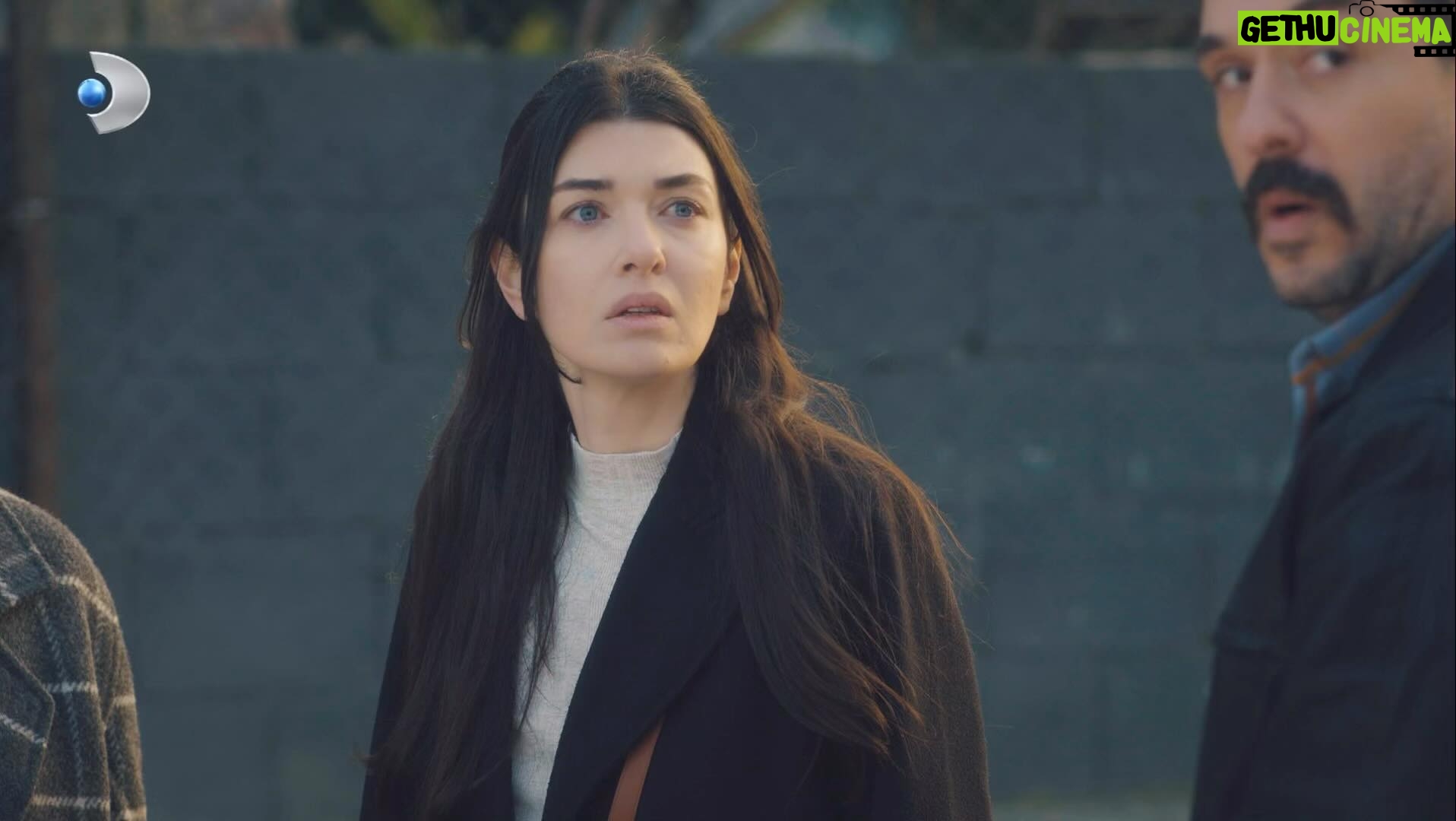 Özge Borak Instagram - Çok az kaldı. 😍 Yalan 27 Mayıs Pazartesi Kanal D’de.. @surecfilm @kanald @yalantvdizi #yalan #dizi