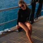 Özge Borak Instagram - Bir ağustos neşesi.. 😍🌊 “a” küçük, tonlama belli, tarih denk geldi. 😅😘 #lastsummer