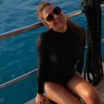 Özge Borak Instagram - Bir ağustos neşesi.. 😍🌊 “a” küçük, tonlama belli, tarih denk geldi. 😅😘 #lastsummer