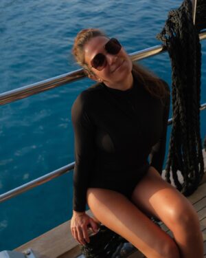 Özge Borak Instagram - Bir ağustos neşesi.. 😍🌊 “a” küçük, tonlama belli, tarih denk geldi. 😅😘 #lastsummer