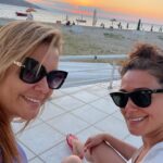 Özge Borak Instagram – 41 sene. 🧿 Boşuna “kardeşim” demiyoruz birbirimize. İlk oyun arkadaşım, sırdaşım, yoldaşım, kardeşim. Sanmayın ki hep güldük böyle. Evet yedik, içtik, güldük, gezdik, tozduk, kahkaha attık birlikte ama yeri geldi omuz omuza bağıra bağıra ağladık, yeri geldi şaşırdık beraber, korktuk, yüreğimiz ağzımıza geldi, bazen kızdık, tartıştık, küsüştük, barıştık. Günün sonunda hep bir aradaydık. Öyle ya da böyle iyi günlerin yanında, kötü günlerin de içinden birlikte çıktık. Dostluk, kardeşlik, aile olmak bunu gerektirir zaten. Seni çok seviyorum kardeşim. Yeni yaşın kutlu olsun. Yine yeni maceralar bizi bekler.🎂❤️🎉🥂💃🏻😘🎁 #kızkardeş #birbaşka 🥰