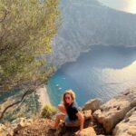 Özge Borak Instagram – Şahane bir yaz mevsimiydi benim için. Böyle ara ara dökülür yazdan kalanlar.. 🍒