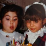 Özge Borak Instagram – 41 sene. 🧿 Boşuna “kardeşim” demiyoruz birbirimize. İlk oyun arkadaşım, sırdaşım, yoldaşım, kardeşim. Sanmayın ki hep güldük böyle. Evet yedik, içtik, güldük, gezdik, tozduk, kahkaha attık birlikte ama yeri geldi omuz omuza bağıra bağıra ağladık, yeri geldi şaşırdık beraber, korktuk, yüreğimiz ağzımıza geldi, bazen kızdık, tartıştık, küsüştük, barıştık. Günün sonunda hep bir aradaydık. Öyle ya da böyle iyi günlerin yanında, kötü günlerin de içinden birlikte çıktık. Dostluk, kardeşlik, aile olmak bunu gerektirir zaten. Seni çok seviyorum kardeşim. Yeni yaşın kutlu olsun. Yine yeni maceralar bizi bekler.🎂❤️🎉🥂💃🏻😘🎁 #kızkardeş #birbaşka 🥰