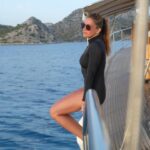 Özge Borak Instagram - Bir ağustos neşesi.. 😍🌊 “a” küçük, tonlama belli, tarih denk geldi. 😅😘 #lastsummer
