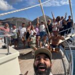 Özge Borak Instagram – Bir mavi yolculuk daha bitti. Yine tadı damakta kaldı. Yeni bir organizasyon için kolları şimdiden sıvadım. Eksiğimiz vardı ama “iyi ki varsınız” dediğim hemen herkes oradaydı. Penceremdeki manzara, gün doğumları, gökkuşağı, kahkahalar, müzikler, denizin güzelliği, hepsi kazındı zihnime. Bu şölen bitmesin istiyor insan. Ne mutlu bize. Seneye görüşürüz yeni bir mavilikte.. ❤️😘 #maviyolculuk #gezi
