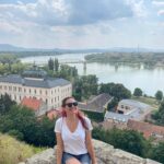 Özge Borak Instagram - Budapeşte-Viyana-Prag turuna gittik. Fakat artık turlar panoramik olduğundan başka şehirleri de görme imkanımız oldu. Hatta yedi günde beş ülke, on şehir gezmiş olduk. Sizlerle de sıkça paylaşmaya çalıştım, daha önce oralara gitmemiş ve gidecek olanlara bir fikir olsun diye. Canım Gökçe’min “gidelim mi?” demesiyle iki aile beraber tatile gittik. Bunca yıllık anılara dahasını ekledik, sevindik. Ayrıca çok güzel insanlarla tanıştık. Böylesi uyumlu insanlarla bir araya gelmek şanstır, her zaman yaşanmaz. Sonuç olarak ailemle tatil yapmış olmaktan, güzel yerler görüp, gezmekten, iyi insanlar tanımış olmaktan çok mutluyum. Nicelerine… 💖 Ve tabii ki bütün gezi boyunca yine bu şarkıyı söyledim. Uuuiiiiyyyy 😅💃🏻😘