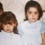 Özge Borak Instagram – 41 sene. 🧿 Boşuna “kardeşim” demiyoruz birbirimize. İlk oyun arkadaşım, sırdaşım, yoldaşım, kardeşim. Sanmayın ki hep güldük böyle. Evet yedik, içtik, güldük, gezdik, tozduk, kahkaha attık birlikte ama yeri geldi omuz omuza bağıra bağıra ağladık, yeri geldi şaşırdık beraber, korktuk, yüreğimiz ağzımıza geldi, bazen kızdık, tartıştık, küsüştük, barıştık. Günün sonunda hep bir aradaydık. Öyle ya da böyle iyi günlerin yanında, kötü günlerin de içinden birlikte çıktık. Dostluk, kardeşlik, aile olmak bunu gerektirir zaten. Seni çok seviyorum kardeşim. Yeni yaşın kutlu olsun. Yine yeni maceralar bizi bekler.🎂❤️🎉🥂💃🏻😘🎁 #kızkardeş #birbaşka 🥰
