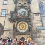 Özge Borak Instagram - Budapeşte-Viyana-Prag turuna gittik. Fakat artık turlar panoramik olduğundan başka şehirleri de görme imkanımız oldu. Hatta yedi günde beş ülke, on şehir gezmiş olduk. Sizlerle de sıkça paylaşmaya çalıştım, daha önce oralara gitmemiş ve gidecek olanlara bir fikir olsun diye. Canım Gökçe’min “gidelim mi?” demesiyle iki aile beraber tatile gittik. Bunca yıllık anılara dahasını ekledik, sevindik. Ayrıca çok güzel insanlarla tanıştık. Böylesi uyumlu insanlarla bir araya gelmek şanstır, her zaman yaşanmaz. Sonuç olarak ailemle tatil yapmış olmaktan, güzel yerler görüp, gezmekten, iyi insanlar tanımış olmaktan çok mutluyum. Nicelerine… 💖 Ve tabii ki bütün gezi boyunca yine bu şarkıyı söyledim. Uuuiiiiyyyy 😅💃🏻😘