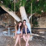 Özge Borak Instagram – Teşekkür ederim. Hediye gibisin hayatımda. İyi ki varsın. İyi ki doğdun güzelliğim. Daha yapılacak çok iş, gidilecek çok yer, kahkaha atılacak ve ağlayacak çok hikaye var. Yaşayalım da görelim. Beraber olsun. Çok yaşa, geze toza. 🎂🎉❤️💃🏻😘🥂