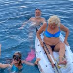 Özge Borak Instagram – Bir mavi yolculuk daha bitti. Yine tadı damakta kaldı. Yeni bir organizasyon için kolları şimdiden sıvadım. Eksiğimiz vardı ama “iyi ki varsınız” dediğim hemen herkes oradaydı. Penceremdeki manzara, gün doğumları, gökkuşağı, kahkahalar, müzikler, denizin güzelliği, hepsi kazındı zihnime. Bu şölen bitmesin istiyor insan. Ne mutlu bize. Seneye görüşürüz yeni bir mavilikte.. ❤️😘 #maviyolculuk #gezi