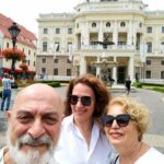 Özge Borak Instagram - Budapeşte-Viyana-Prag turuna gittik. Fakat artık turlar panoramik olduğundan başka şehirleri de görme imkanımız oldu. Hatta yedi günde beş ülke, on şehir gezmiş olduk. Sizlerle de sıkça paylaşmaya çalıştım, daha önce oralara gitmemiş ve gidecek olanlara bir fikir olsun diye. Canım Gökçe’min “gidelim mi?” demesiyle iki aile beraber tatile gittik. Bunca yıllık anılara dahasını ekledik, sevindik. Ayrıca çok güzel insanlarla tanıştık. Böylesi uyumlu insanlarla bir araya gelmek şanstır, her zaman yaşanmaz. Sonuç olarak ailemle tatil yapmış olmaktan, güzel yerler görüp, gezmekten, iyi insanlar tanımış olmaktan çok mutluyum. Nicelerine… 💖 Ve tabii ki bütün gezi boyunca yine bu şarkıyı söyledim. Uuuiiiiyyyy 😅💃🏻😘
