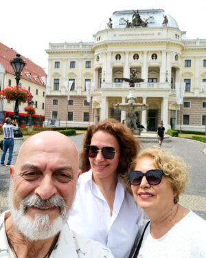 Özge Borak Instagram - Budapeşte-Viyana-Prag turuna gittik. Fakat artık turlar panoramik olduğundan başka şehirleri de görme imkanımız oldu. Hatta yedi günde beş ülke, on şehir gezmiş olduk. Sizlerle de sıkça paylaşmaya çalıştım, daha önce oralara gitmemiş ve gidecek olanlara bir fikir olsun diye. Canım Gökçe’min “gidelim mi?” demesiyle iki aile beraber tatile gittik. Bunca yıllık anılara dahasını ekledik, sevindik.  Ayrıca çok güzel insanlarla tanıştık. Böylesi uyumlu insanlarla bir araya gelmek şanstır, her zaman yaşanmaz. Sonuç olarak ailemle tatil yapmış olmaktan, güzel yerler görüp, gezmekten, iyi insanlar tanımış olmaktan çok mutluyum. Nicelerine… 💖 Ve tabii ki bütün gezi boyunca yine bu şarkıyı söyledim. Uuuiiiiyyyy 😅💃🏻😘