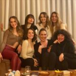 Özge Borak Instagram – Senede bir de olsa cheesecake gibi tatlı kadınlarla ev toplantısı gerçekleşti. 💗🎉😘🥰🥂#dünyayerindenoynar