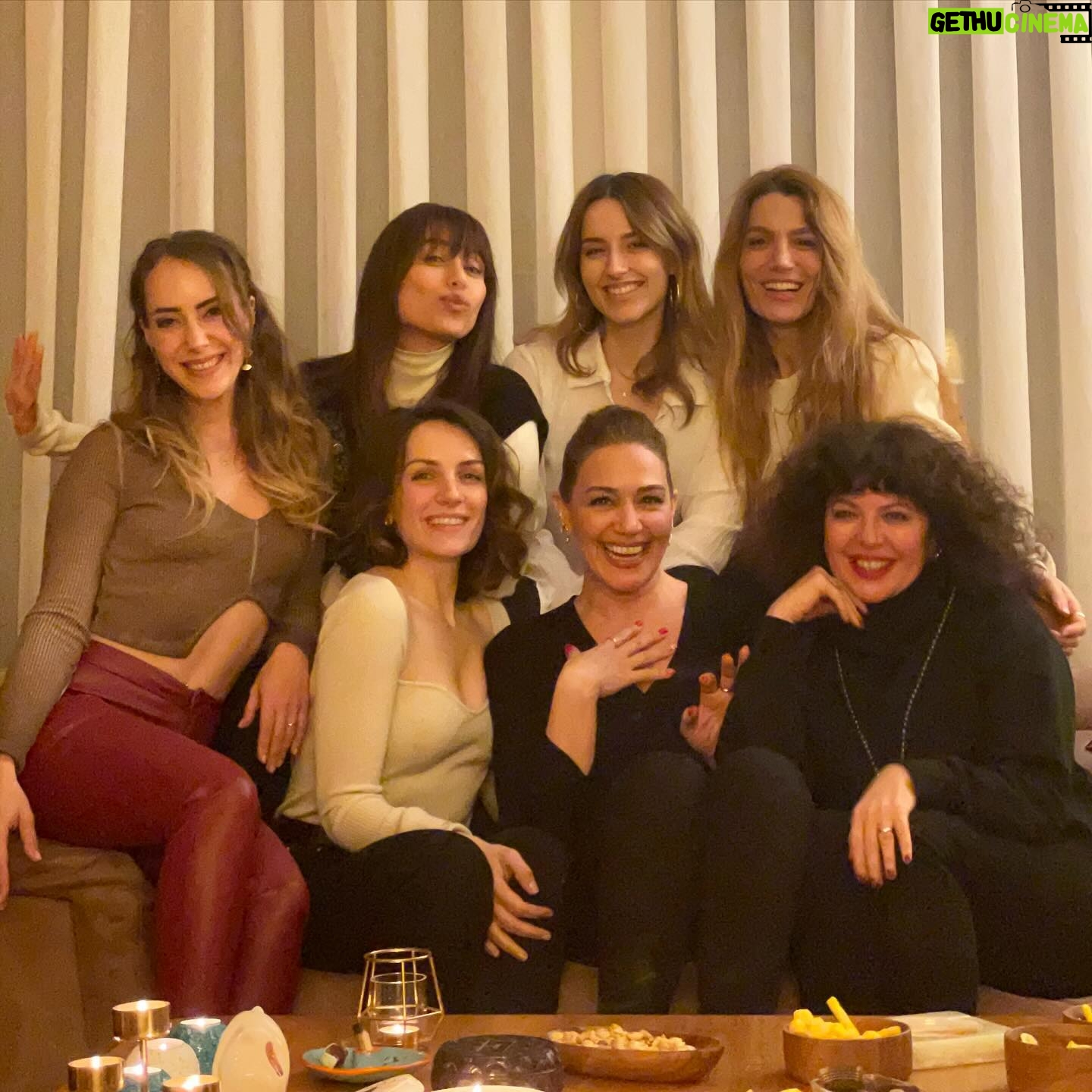 Özge Borak Instagram - Senede bir de olsa cheesecake gibi tatlı kadınlarla ev toplantısı gerçekleşti. 💗🎉😘🥰🥂#dünyayerindenoynar