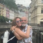 Özge Borak Instagram - Budapeşte-Viyana-Prag turuna gittik. Fakat artık turlar panoramik olduğundan başka şehirleri de görme imkanımız oldu. Hatta yedi günde beş ülke, on şehir gezmiş olduk. Sizlerle de sıkça paylaşmaya çalıştım, daha önce oralara gitmemiş ve gidecek olanlara bir fikir olsun diye. Canım Gökçe’min “gidelim mi?” demesiyle iki aile beraber tatile gittik. Bunca yıllık anılara dahasını ekledik, sevindik. Ayrıca çok güzel insanlarla tanıştık. Böylesi uyumlu insanlarla bir araya gelmek şanstır, her zaman yaşanmaz. Sonuç olarak ailemle tatil yapmış olmaktan, güzel yerler görüp, gezmekten, iyi insanlar tanımış olmaktan çok mutluyum. Nicelerine… 💖 Ve tabii ki bütün gezi boyunca yine bu şarkıyı söyledim. Uuuiiiiyyyy 😅💃🏻😘