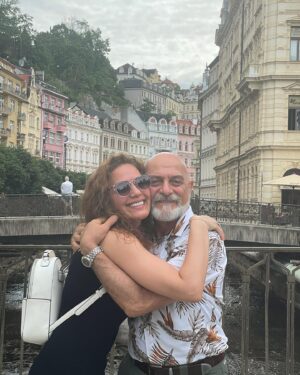 Özge Borak Instagram - Budapeşte-Viyana-Prag turuna gittik. Fakat artık turlar panoramik olduğundan başka şehirleri de görme imkanımız oldu. Hatta yedi günde beş ülke, on şehir gezmiş olduk. Sizlerle de sıkça paylaşmaya çalıştım, daha önce oralara gitmemiş ve gidecek olanlara bir fikir olsun diye. Canım Gökçe’min “gidelim mi?” demesiyle iki aile beraber tatile gittik. Bunca yıllık anılara dahasını ekledik, sevindik.  Ayrıca çok güzel insanlarla tanıştık. Böylesi uyumlu insanlarla bir araya gelmek şanstır, her zaman yaşanmaz. Sonuç olarak ailemle tatil yapmış olmaktan, güzel yerler görüp, gezmekten, iyi insanlar tanımış olmaktan çok mutluyum. Nicelerine… 💖 Ve tabii ki bütün gezi boyunca yine bu şarkıyı söyledim. Uuuiiiiyyyy 😅💃🏻😘
