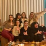Özge Borak Instagram – Senede bir de olsa cheesecake gibi tatlı kadınlarla ev toplantısı gerçekleşti. 💗🎉😘🥰🥂#dünyayerindenoynar