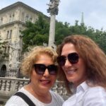 Özge Borak Instagram - Budapeşte-Viyana-Prag turuna gittik. Fakat artık turlar panoramik olduğundan başka şehirleri de görme imkanımız oldu. Hatta yedi günde beş ülke, on şehir gezmiş olduk. Sizlerle de sıkça paylaşmaya çalıştım, daha önce oralara gitmemiş ve gidecek olanlara bir fikir olsun diye. Canım Gökçe’min “gidelim mi?” demesiyle iki aile beraber tatile gittik. Bunca yıllık anılara dahasını ekledik, sevindik. Ayrıca çok güzel insanlarla tanıştık. Böylesi uyumlu insanlarla bir araya gelmek şanstır, her zaman yaşanmaz. Sonuç olarak ailemle tatil yapmış olmaktan, güzel yerler görüp, gezmekten, iyi insanlar tanımış olmaktan çok mutluyum. Nicelerine… 💖 Ve tabii ki bütün gezi boyunca yine bu şarkıyı söyledim. Uuuiiiiyyyy 😅💃🏻😘