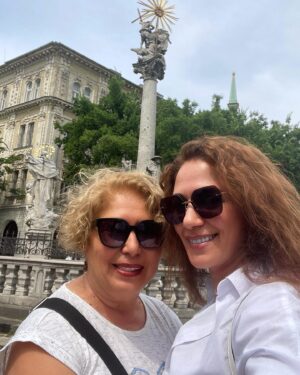 Özge Borak Instagram - Budapeşte-Viyana-Prag turuna gittik. Fakat artık turlar panoramik olduğundan başka şehirleri de görme imkanımız oldu. Hatta yedi günde beş ülke, on şehir gezmiş olduk. Sizlerle de sıkça paylaşmaya çalıştım, daha önce oralara gitmemiş ve gidecek olanlara bir fikir olsun diye. Canım Gökçe’min “gidelim mi?” demesiyle iki aile beraber tatile gittik. Bunca yıllık anılara dahasını ekledik, sevindik.  Ayrıca çok güzel insanlarla tanıştık. Böylesi uyumlu insanlarla bir araya gelmek şanstır, her zaman yaşanmaz. Sonuç olarak ailemle tatil yapmış olmaktan, güzel yerler görüp, gezmekten, iyi insanlar tanımış olmaktan çok mutluyum. Nicelerine… 💖 Ve tabii ki bütün gezi boyunca yine bu şarkıyı söyledim. Uuuiiiiyyyy 😅💃🏻😘