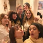 Özge Borak Instagram – Senede bir de olsa cheesecake gibi tatlı kadınlarla ev toplantısı gerçekleşti. 💗🎉😘🥰🥂#dünyayerindenoynar