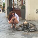 Özge Borak Instagram - Budapeşte-Viyana-Prag turuna gittik. Fakat artık turlar panoramik olduğundan başka şehirleri de görme imkanımız oldu. Hatta yedi günde beş ülke, on şehir gezmiş olduk. Sizlerle de sıkça paylaşmaya çalıştım, daha önce oralara gitmemiş ve gidecek olanlara bir fikir olsun diye. Canım Gökçe’min “gidelim mi?” demesiyle iki aile beraber tatile gittik. Bunca yıllık anılara dahasını ekledik, sevindik. Ayrıca çok güzel insanlarla tanıştık. Böylesi uyumlu insanlarla bir araya gelmek şanstır, her zaman yaşanmaz. Sonuç olarak ailemle tatil yapmış olmaktan, güzel yerler görüp, gezmekten, iyi insanlar tanımış olmaktan çok mutluyum. Nicelerine… 💖 Ve tabii ki bütün gezi boyunca yine bu şarkıyı söyledim. Uuuiiiiyyyy 😅💃🏻😘
